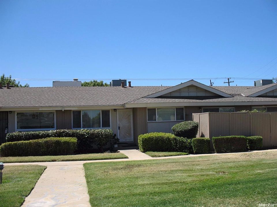 Affordable McHenry Highlands patio home with 2 bedrooms and 2 full bathrooms offers approximately 1272 sq. ft. of convenient living.  Enjoy proximity to shopping, dining, In-Shape gym, transportation and services.  Relax by the pool or on your private pat