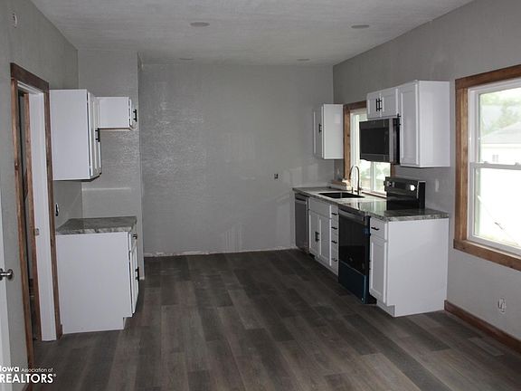 5th image of 1013 Main Ave