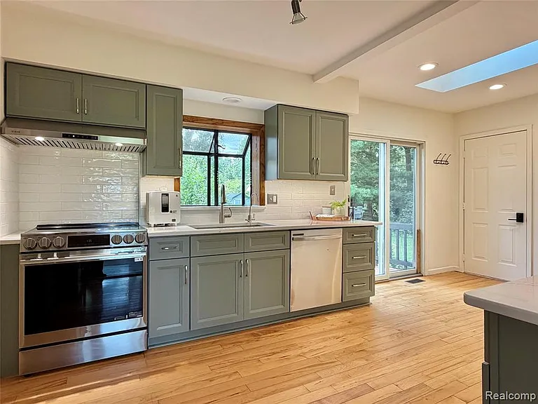 306 Michelson Rd — Photo 4