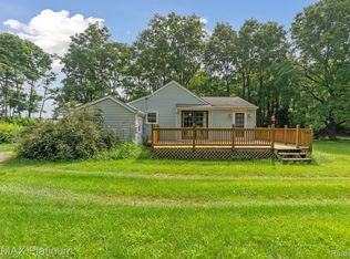 9399 Dean Rd, Fenton, MI