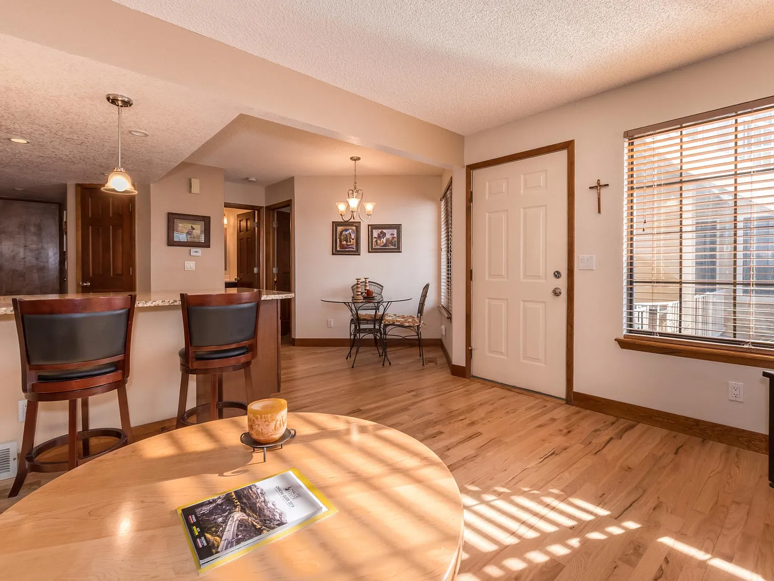 2 bed, 747 sqft, $2,300 — Photo 3