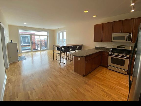 3rd image of 2300 W Saint Paul Ave APT 601