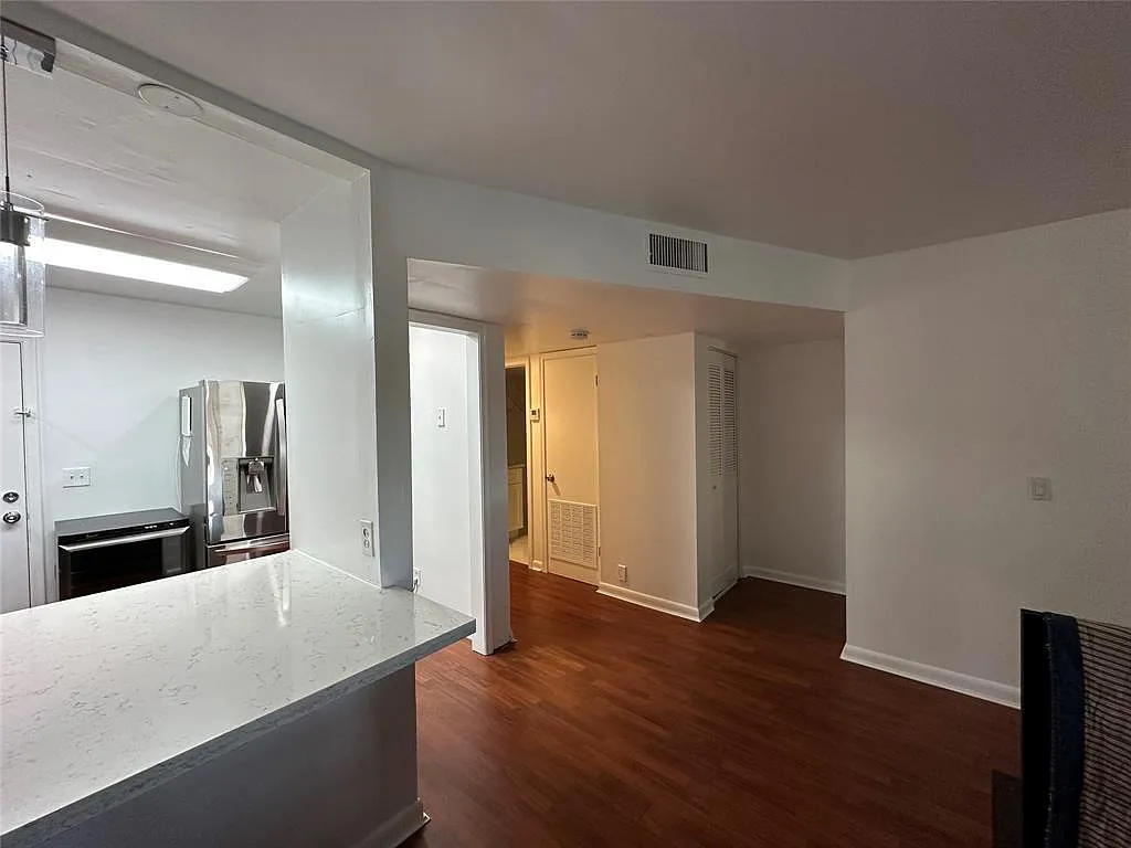 1 bed, 1.5 bath, 868 sqft, $1,800 — Photo 4