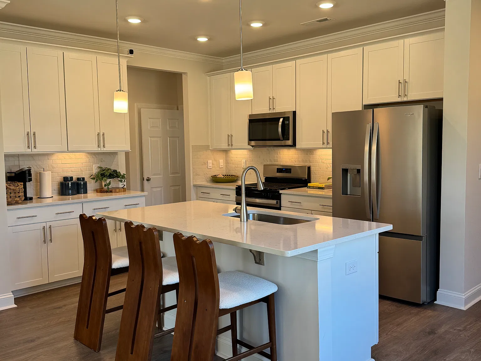 4 bed, 2438 sqft, $2,350 — Photo 4