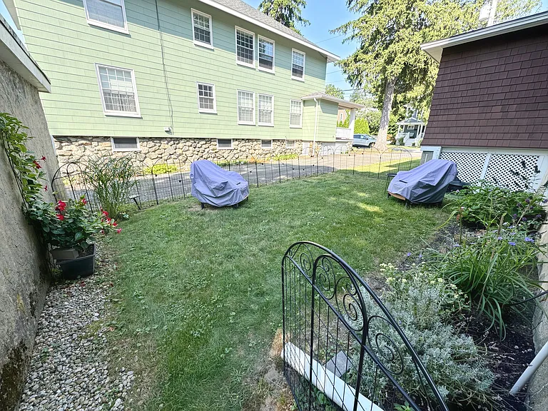 20 Middlesex Ave — Photo 8