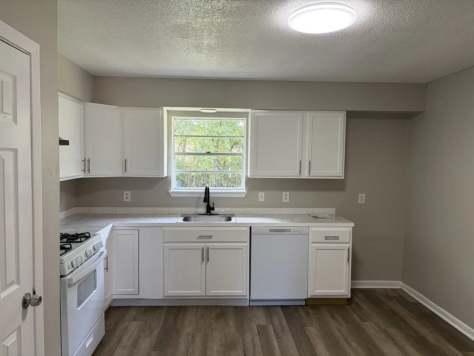 3 bed, 1.5 bath, 1200 sqft, $1,195 — Photo 4