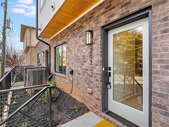 5th image of 1237 Memorial Dr SE #403