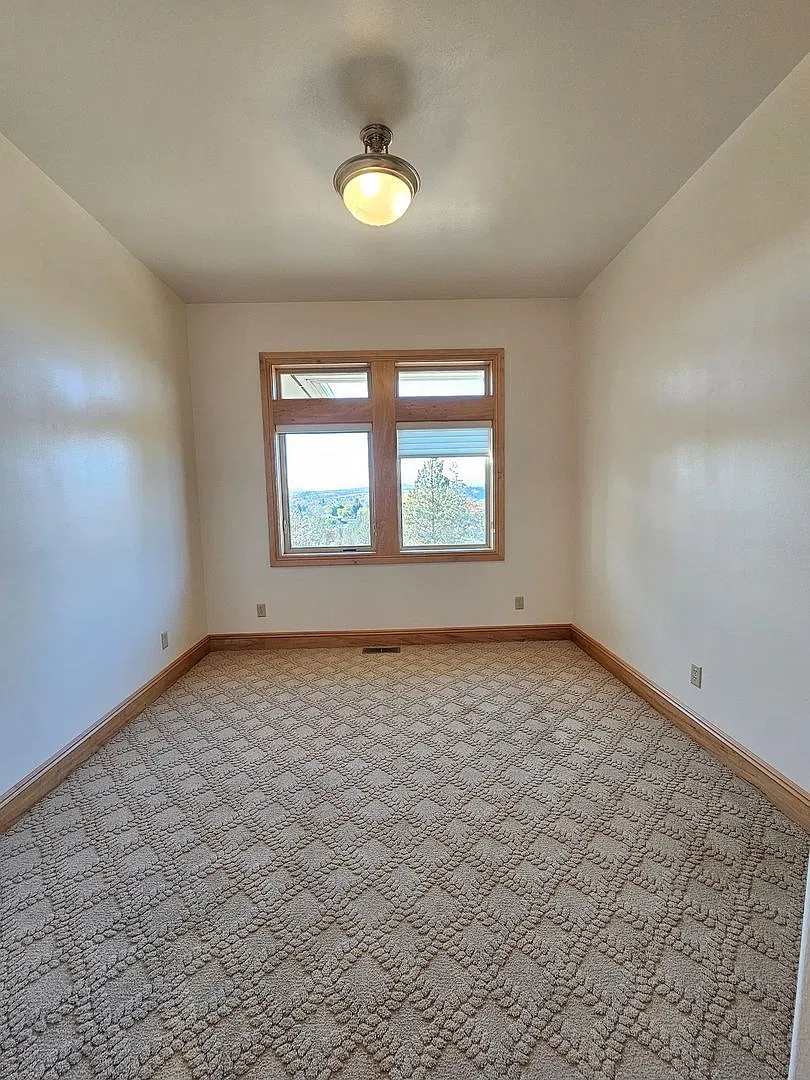 Beautiful Home on large lot — Photo 4