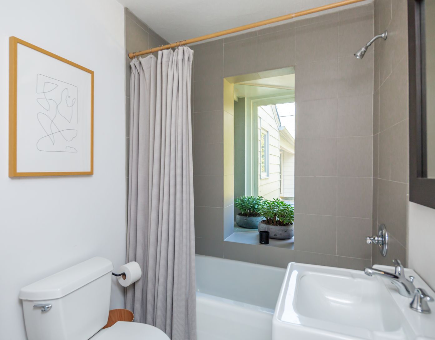  1st fl full bath.