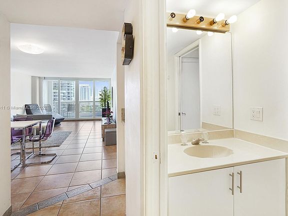 3rd image of 1717 N Bayshore Dr APT 1438