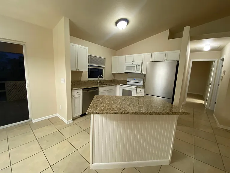 129 Zenith Cir — Photo 4