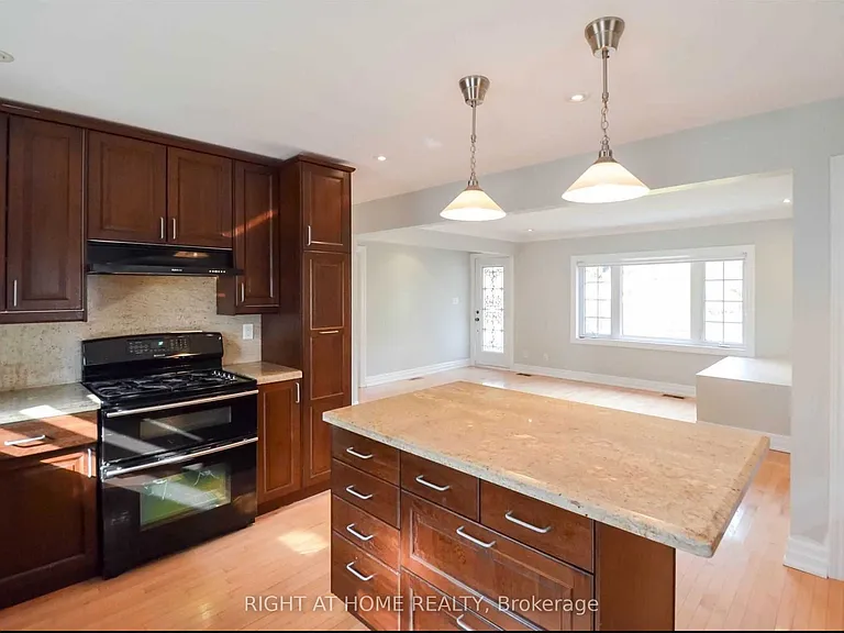 526 Poplar Ave — Photo 2