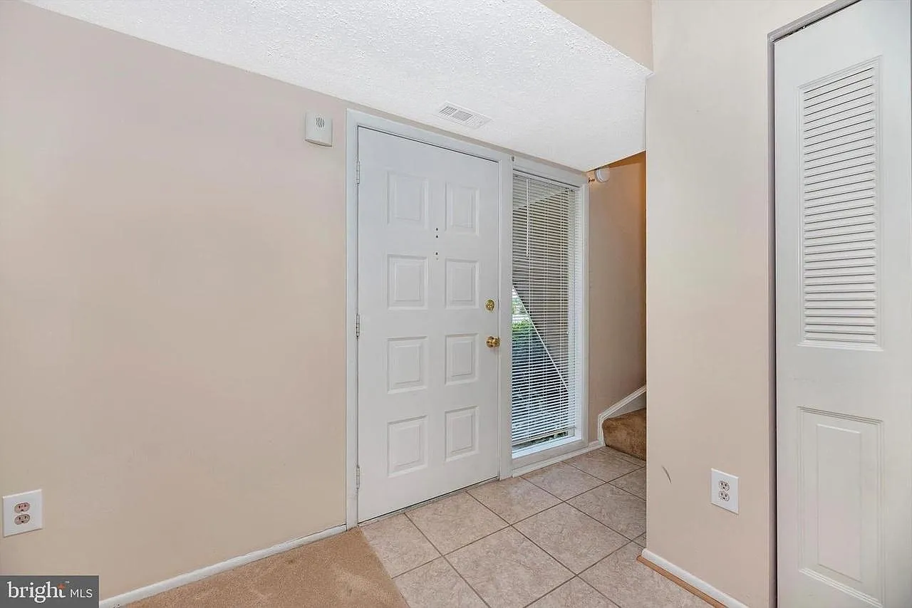 3 bed, 2.5 bath, 1264 sqft, $2,145 — Photo 2