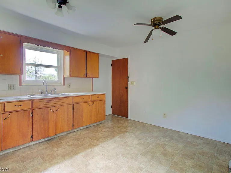 1445 Hyde Park Ave — Photo 8