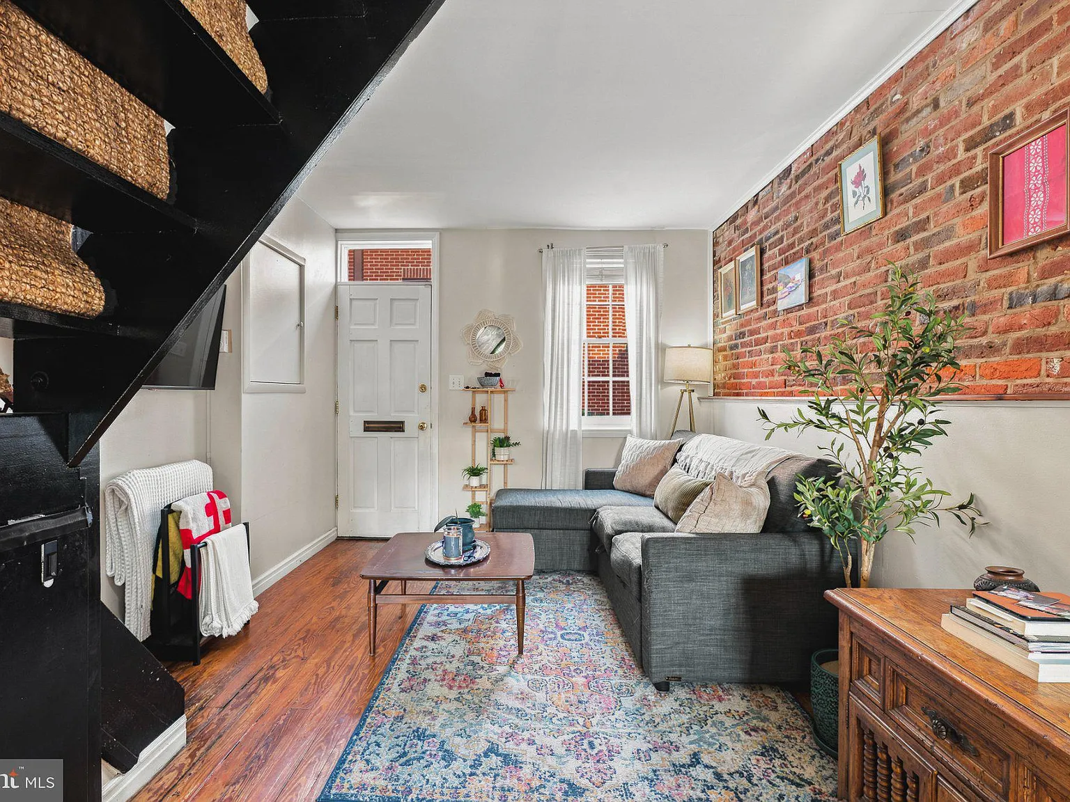 1 bed, 1.0 bath, 572 sqft, $1,600 — Photo 2