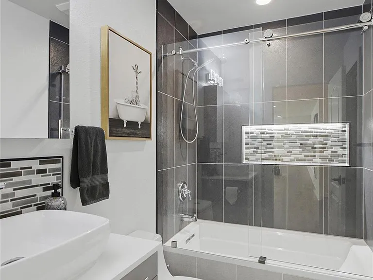 8901 Grandview Dr — Photo 29