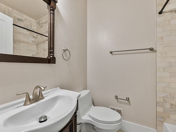 4th image of 1100 Holbrook Ter NE APT 1