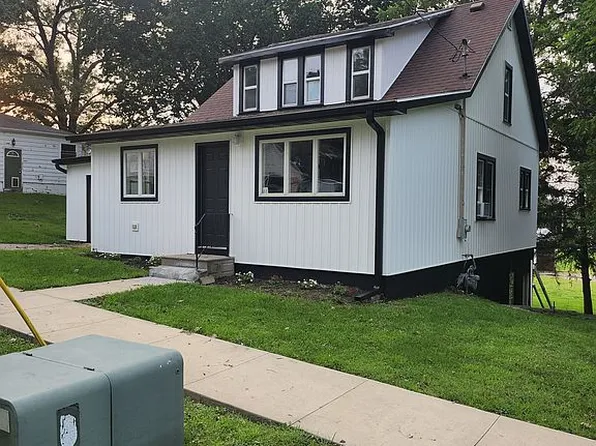 318 W 4th St, Monticello, IA 52310