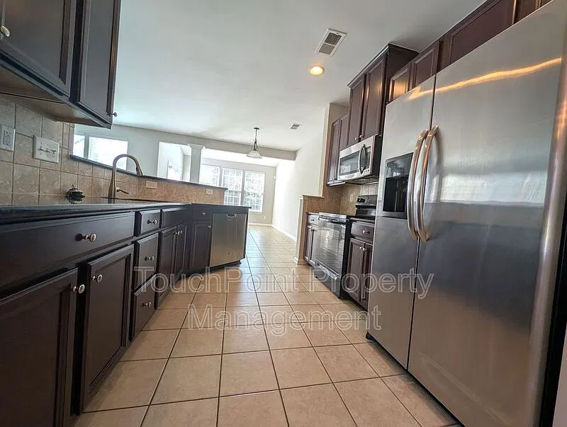3 bed, 2.5 bath, 1840 sqft, $2,200 — Photo 4