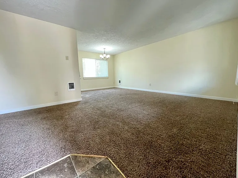 Spacious Montavilla 2 Bedroom Top Floor Unit W/ A/C And Off Street Parking~ Pets Welcome! 95 Walk... — Photo 2