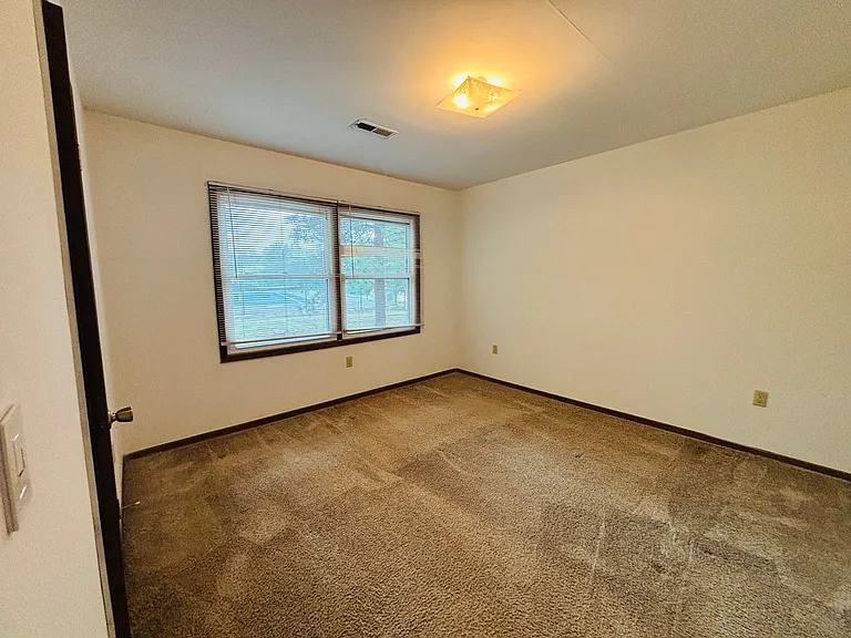 1744 Donlee Dr — Photo 11