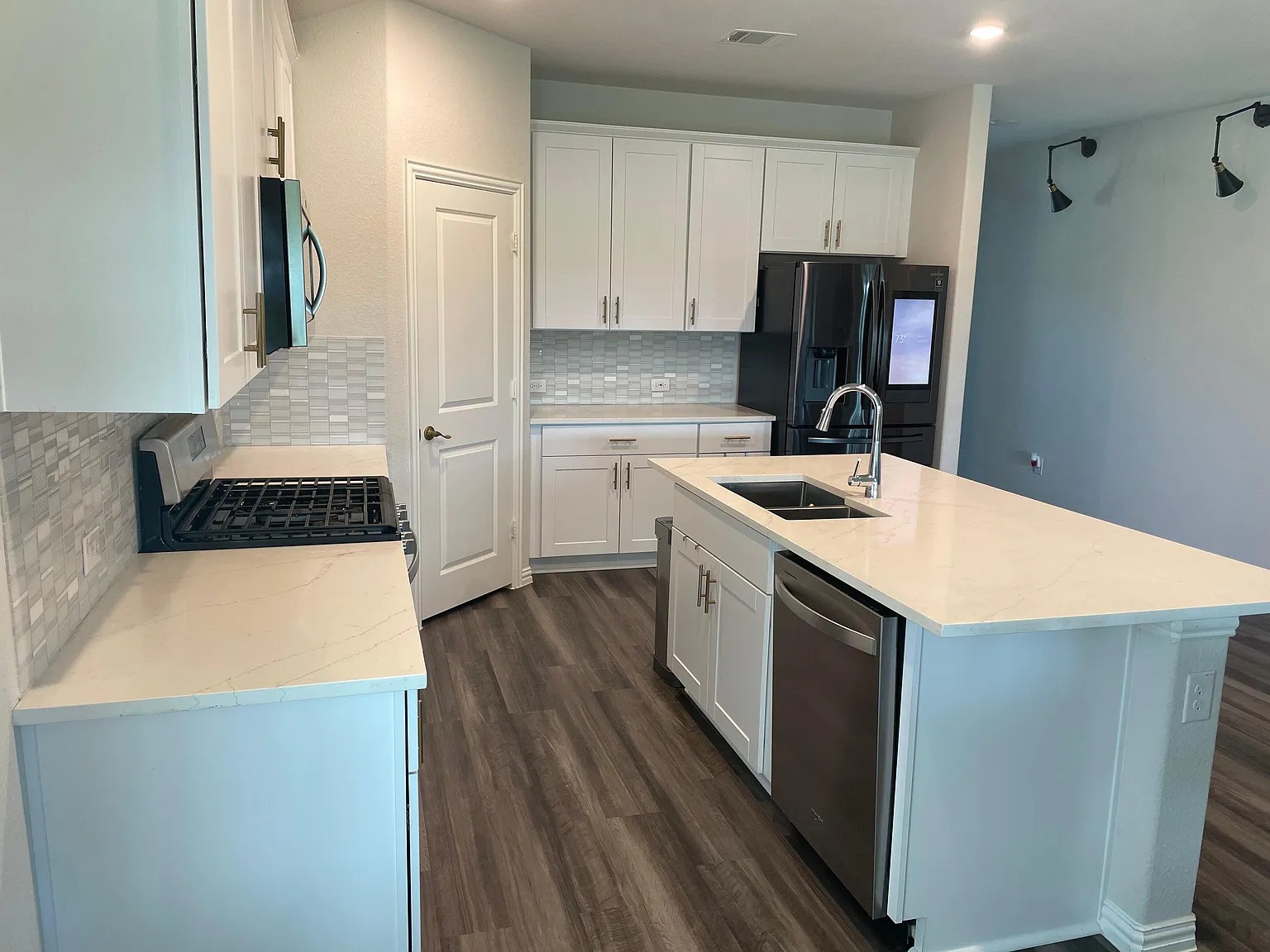 3 bed, 2000 sqft, $2,400 — Photo 3
