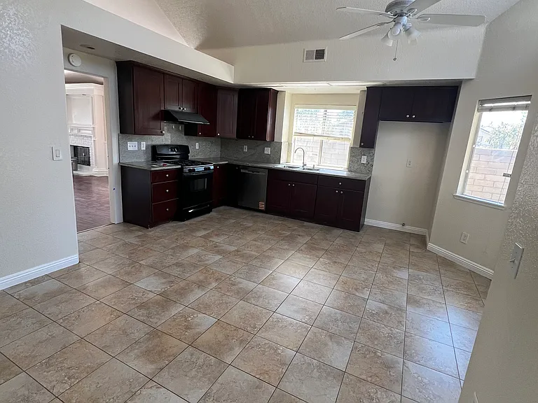7448 Greenwich Pl — Photo 5