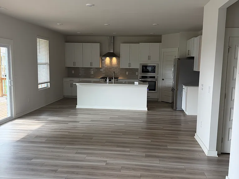 1433 English Oak Dr — Photo 2