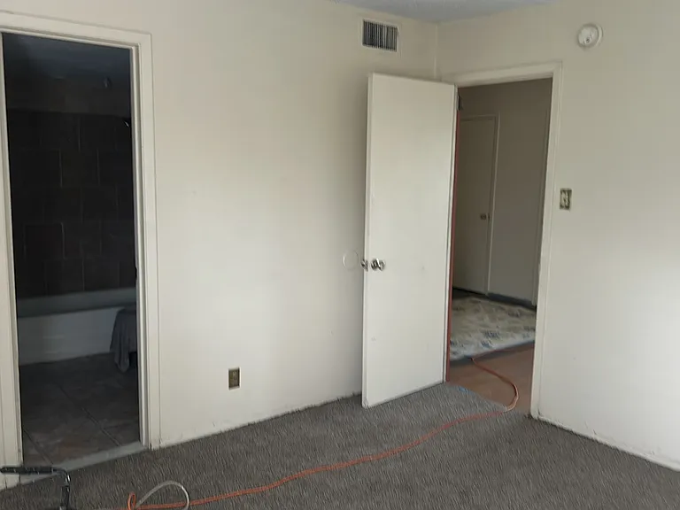 4209 Broadway Ave — Photo 4