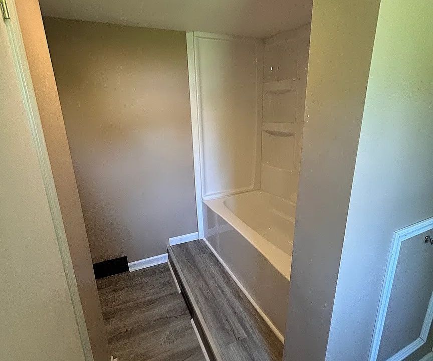 1st image of 423 Surby Ave
