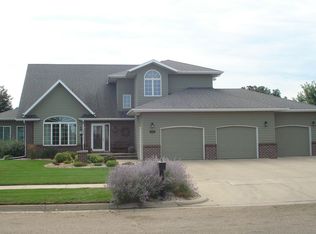 1113 Twin Oaks Dr, Madison, SD 57042