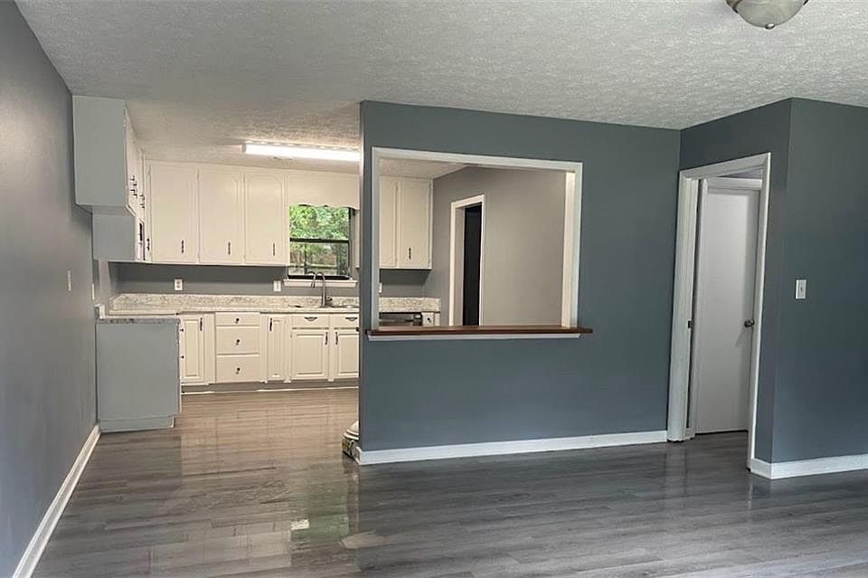 1st image of 1290 White Oak Dr