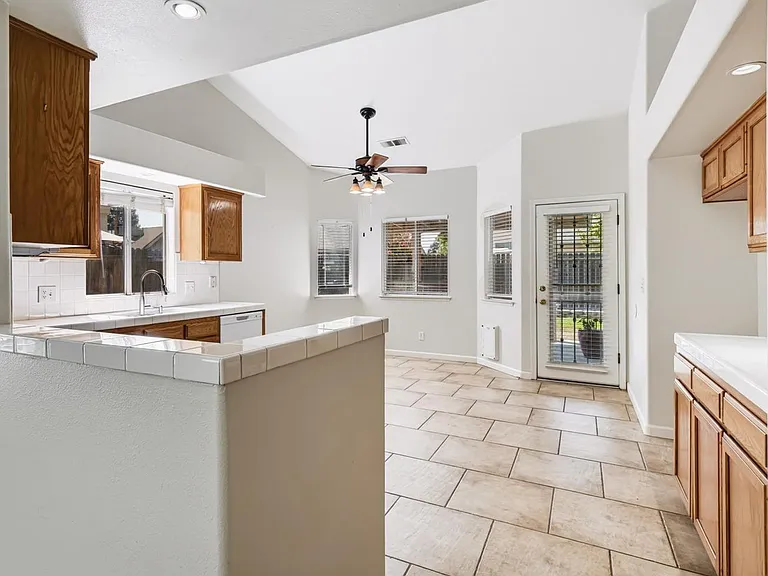 352 W Kelly Ave — Photo 7