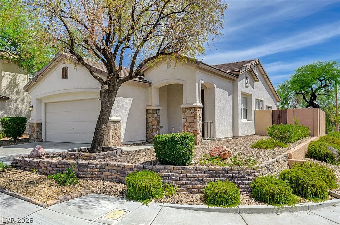 3 bed, 2.0 bath, 1257 sqft, $2,120 — Photo 2