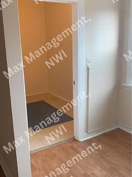 4860 Wegg Ave #1R — Photo 2