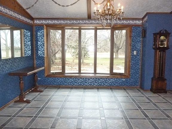 With bowed window & tile floor