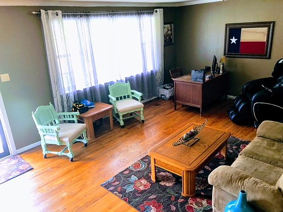 4th image of 2801 Royal Dr