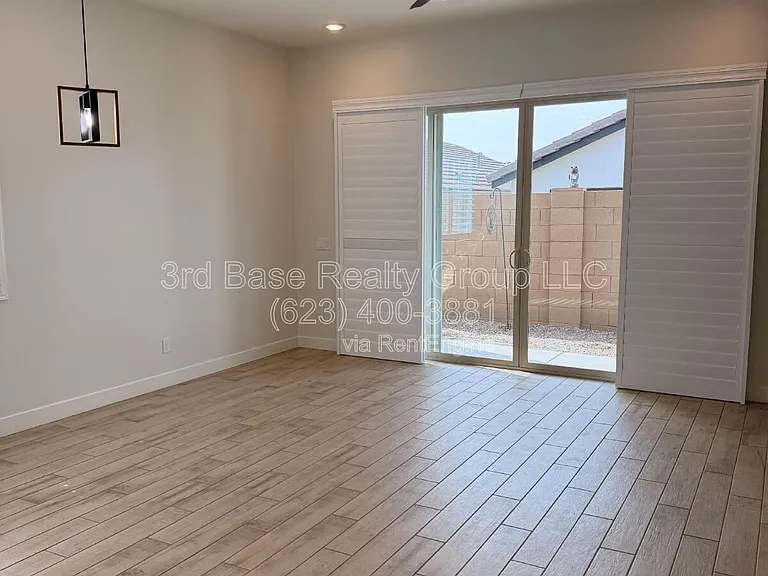 20363 W Sells Dr — Photo 7