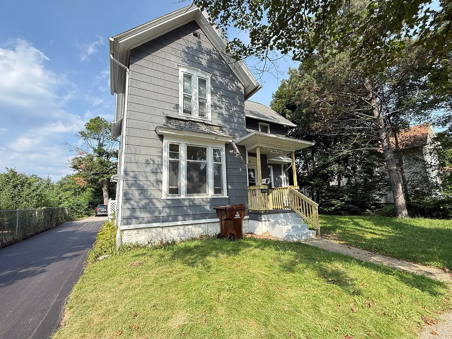 Elm Ave 306 N — Photo 2
