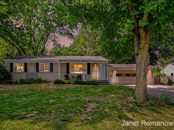 11141 Woodbushe Dr SE, Lowell, MI 49331