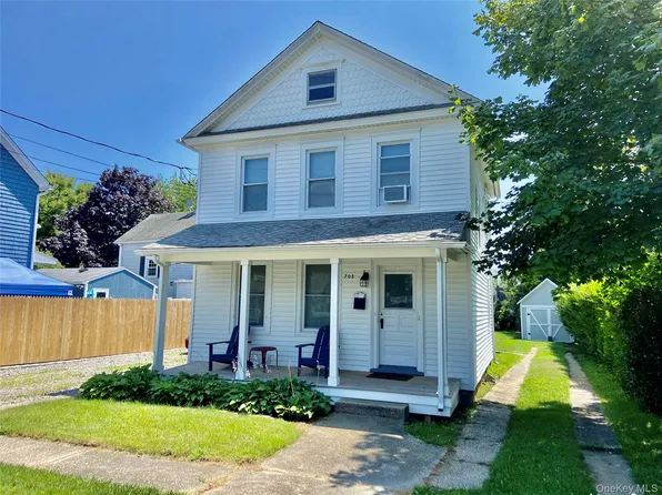 880 Wiggins St, Greenport, NY 11944