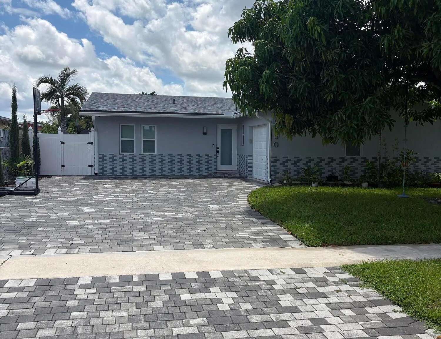 3 bed, 2.0 bath, 1808 sqft, $4,000 — Photo 3