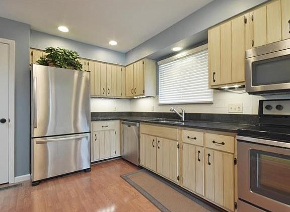 Granite counter tops, stainless appliances
