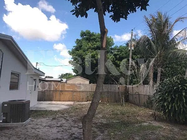 1211 N 74th Way — Photo 5