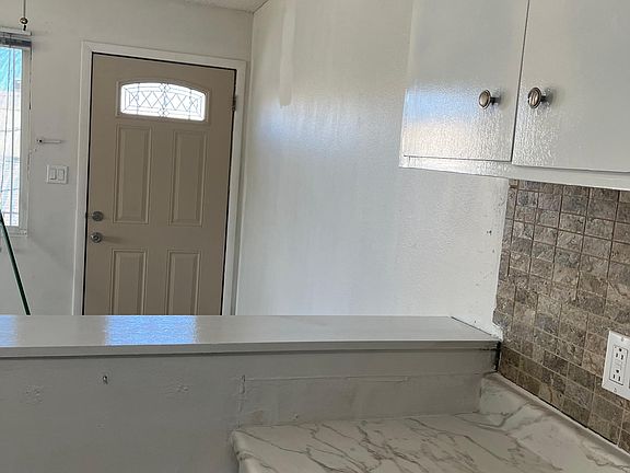 3rd image of 3841 Daisy St #16