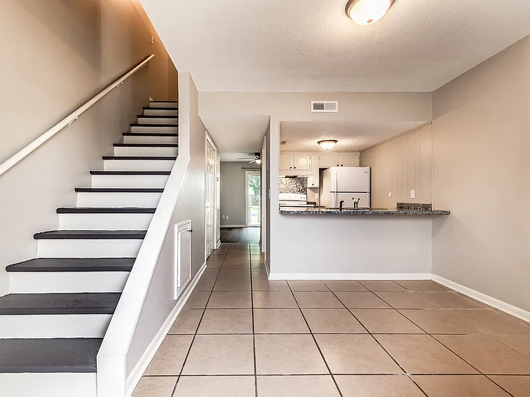 200 Plaza Dr #6 — Photo 5