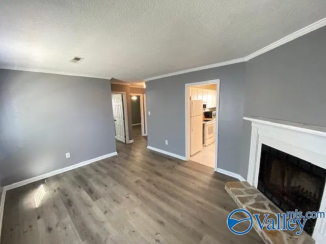 2 bed, 1.0 bath, 744 sqft, $995 — Photo 2