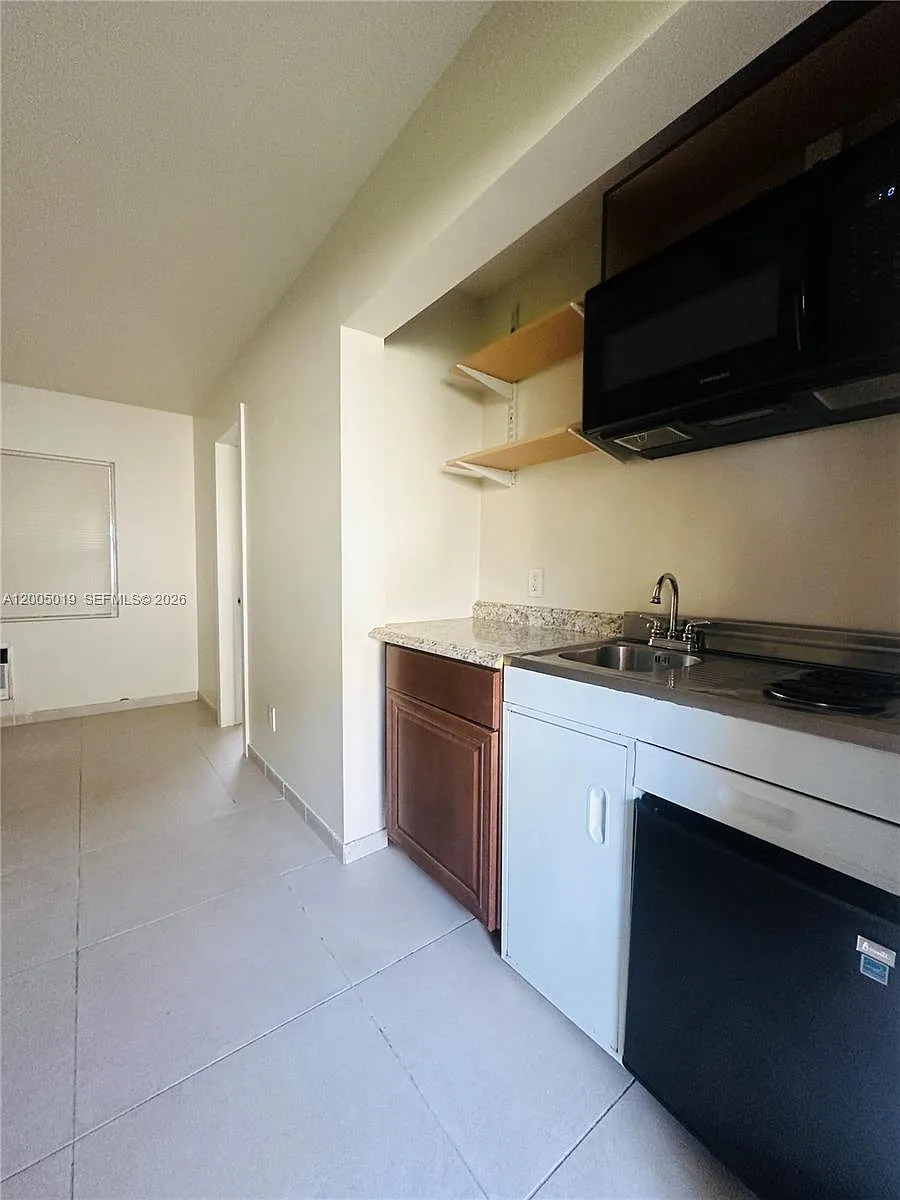 Building Photo - 1708 Van Buren St #3