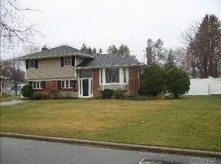 6 Dean Ct, Commack, NY 11725