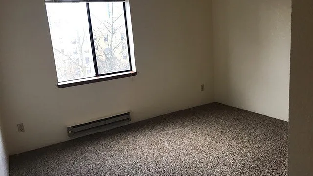 Hilltop Court Apartments — Photo 12
